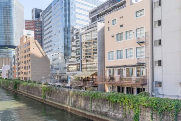 橋を挟んで見えるパールホワイトニングの建物