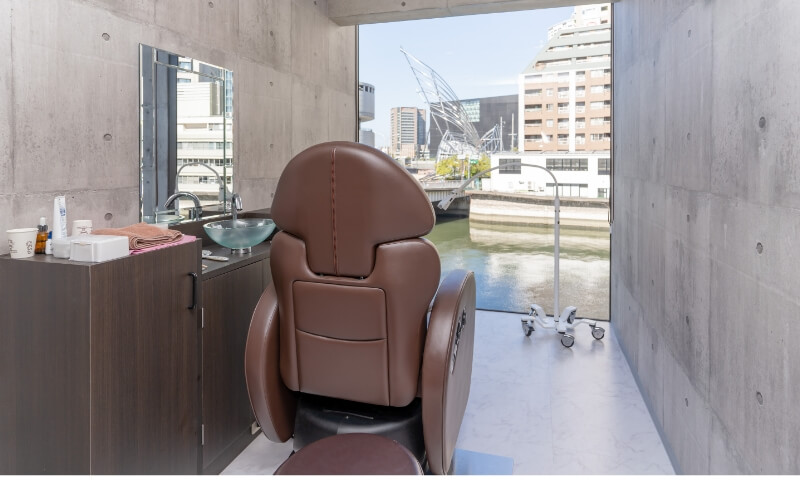 橋を挟んで見えるパールホワイトニングの建物