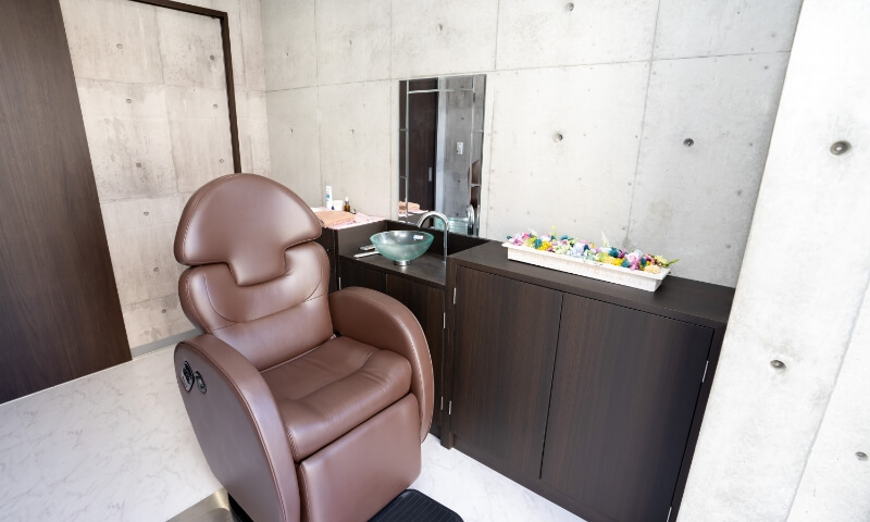 橋を挟んで見えるパールホワイトニングの建物