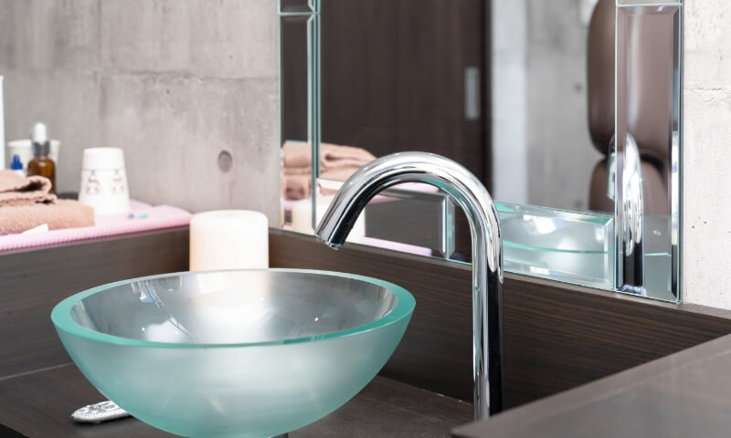 下から見るパールホワイトニングの建物