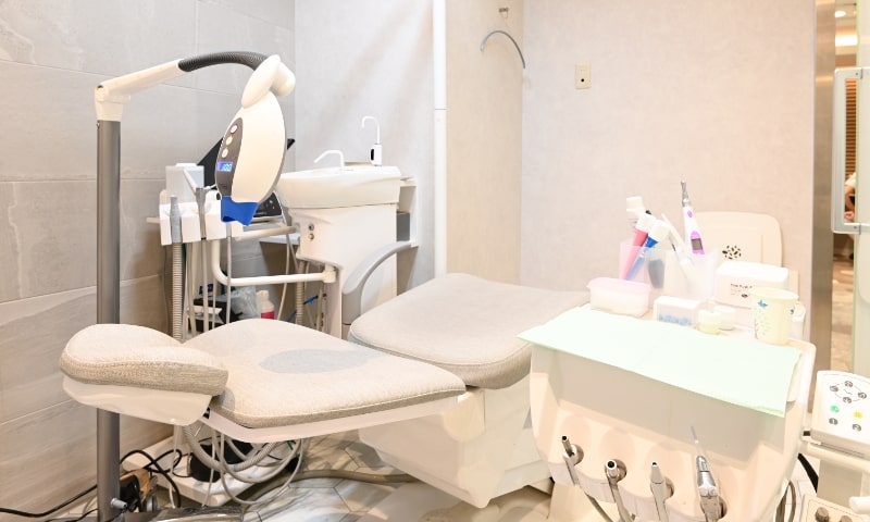 パールホワイトニングの診察室の椅子が下がっている画像