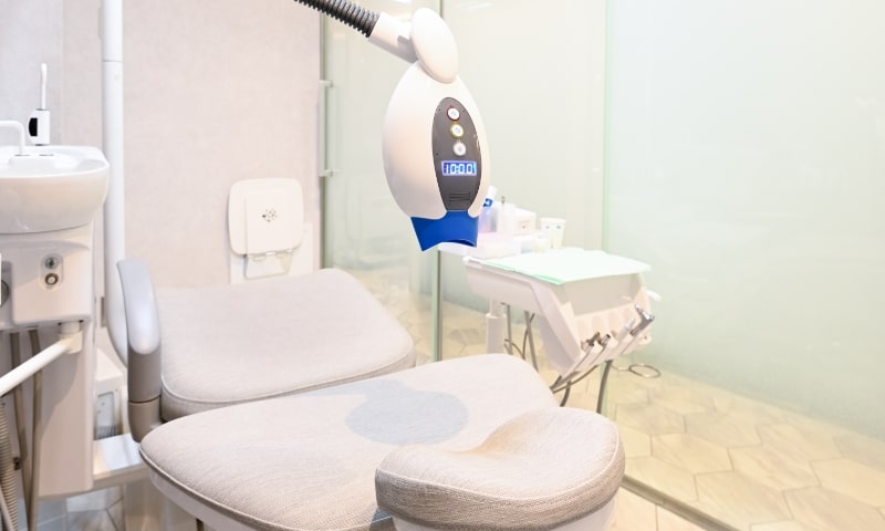 パールホワイトニングの診察室の椅子が下がっている画像