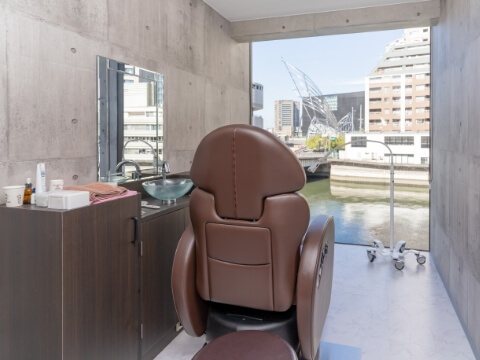 施術する個室から見える土佐堀川