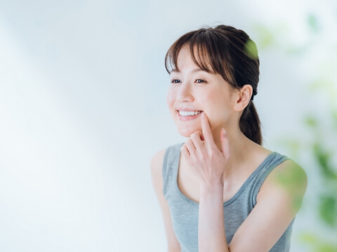 歯を確認する女性
