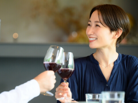 食事をする女性