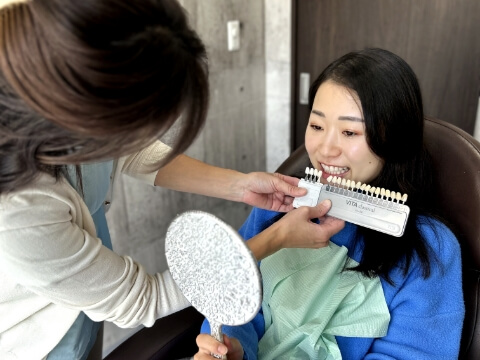 歯の色を確認する様子