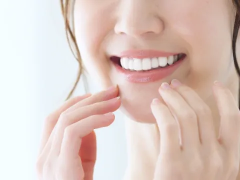 シェードガイドと女性の歯