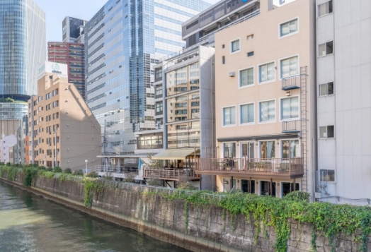 橋を挟んで見えるパールホワイトニングの建物