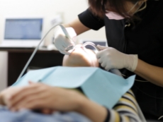 歯の表面のクリーニングをしてもらっている女性