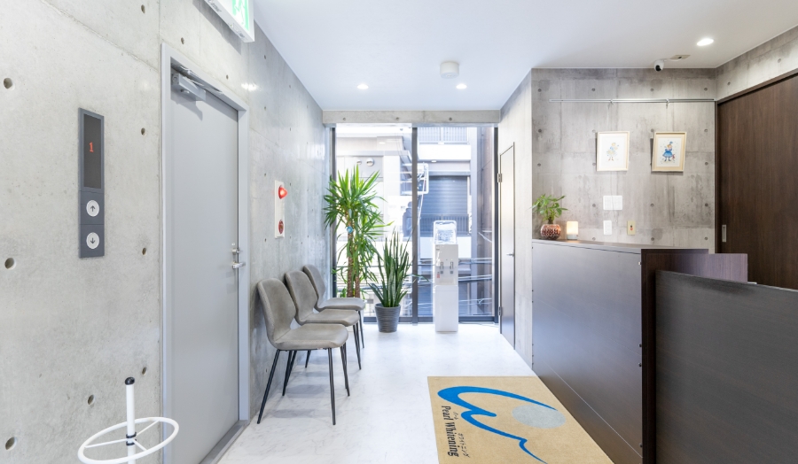 下から見るパールホワイトニングの建物