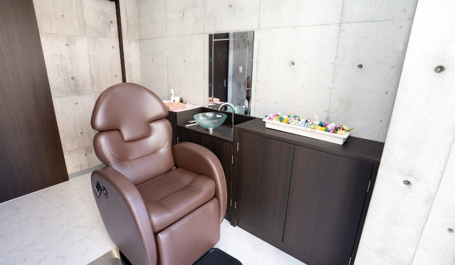 橋を挟んで見えるパールホワイトニングの建物