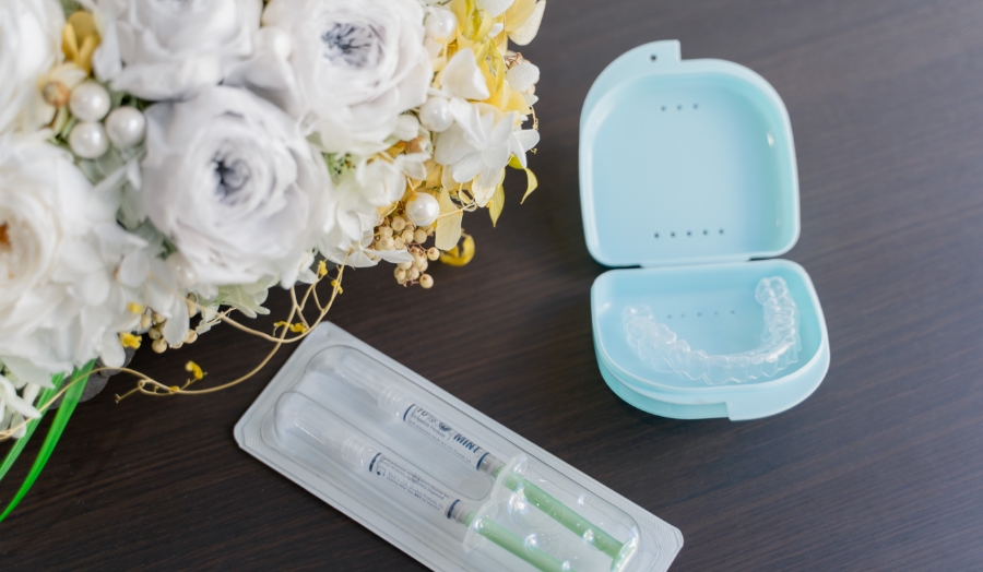 橋を挟んで見えるパールホワイトニングの建物