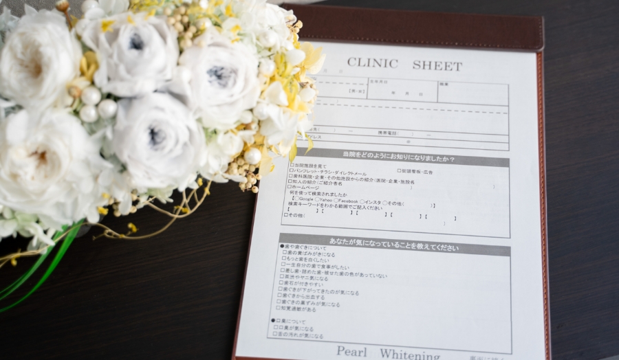 下から見るパールホワイトニングの建物