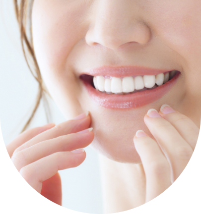 シェードガイドと女性の歯