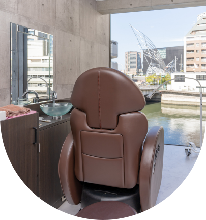 施術する個室から見える土佐堀川