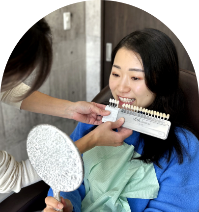 歯の色を確認する様子