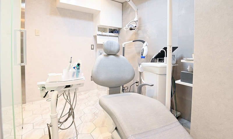 下から見るパールホワイトニングの建物