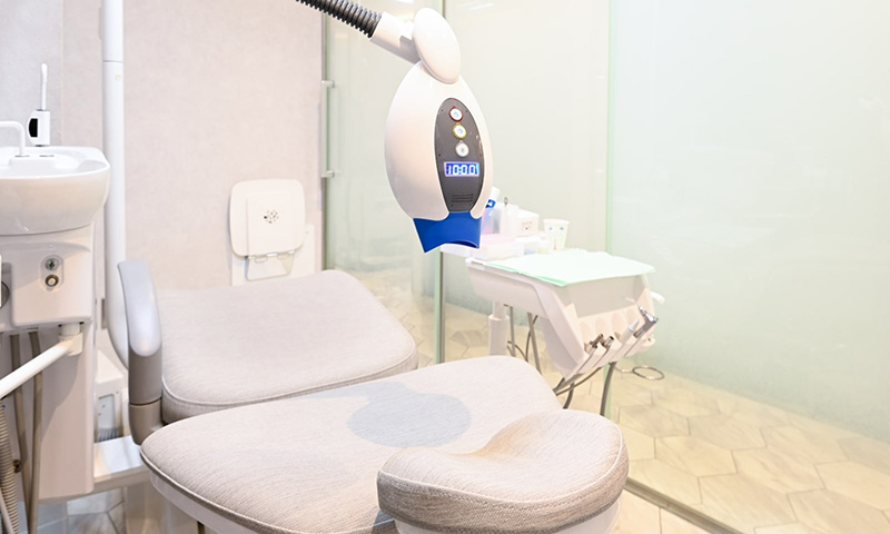 橋を挟んで見えるパールホワイトニングの建物