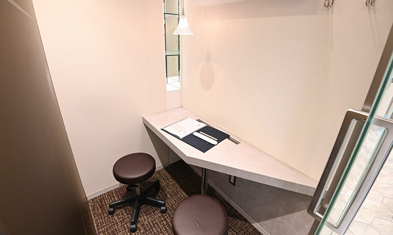 下から見るパールホワイトニングの建物