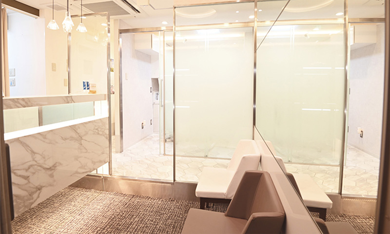 橋を挟んで見えるパールホワイトニングの建物