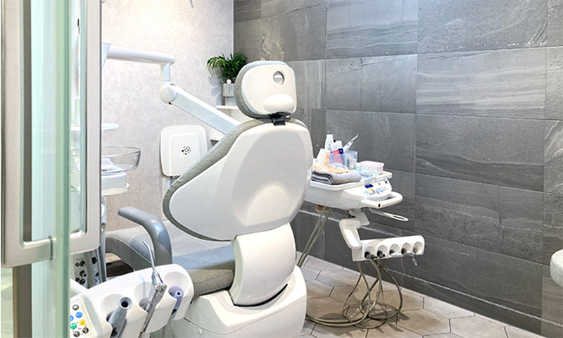 下から見るパールホワイトニングの建物