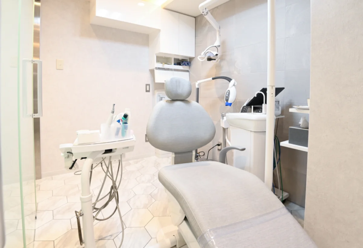 衛生管理のなされた完全個室の施術室の様子