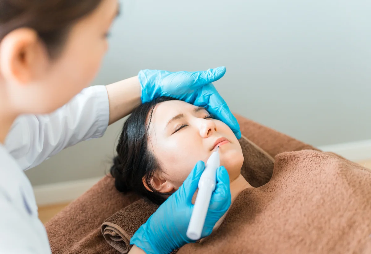 痛みの不安を抱かず安心して施術を受けているイメージ